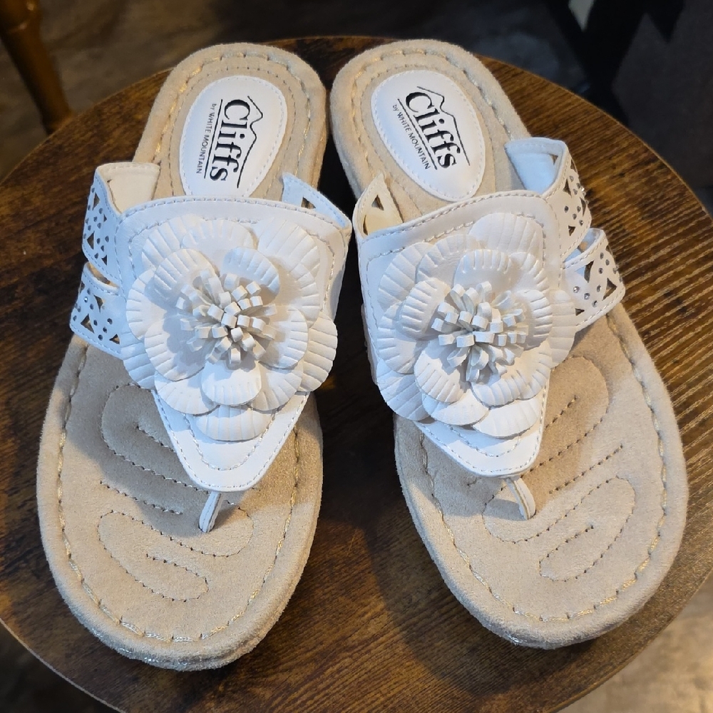Cliffs by WHITE MOUNTAIN Floral White Sandals Excellent Condition